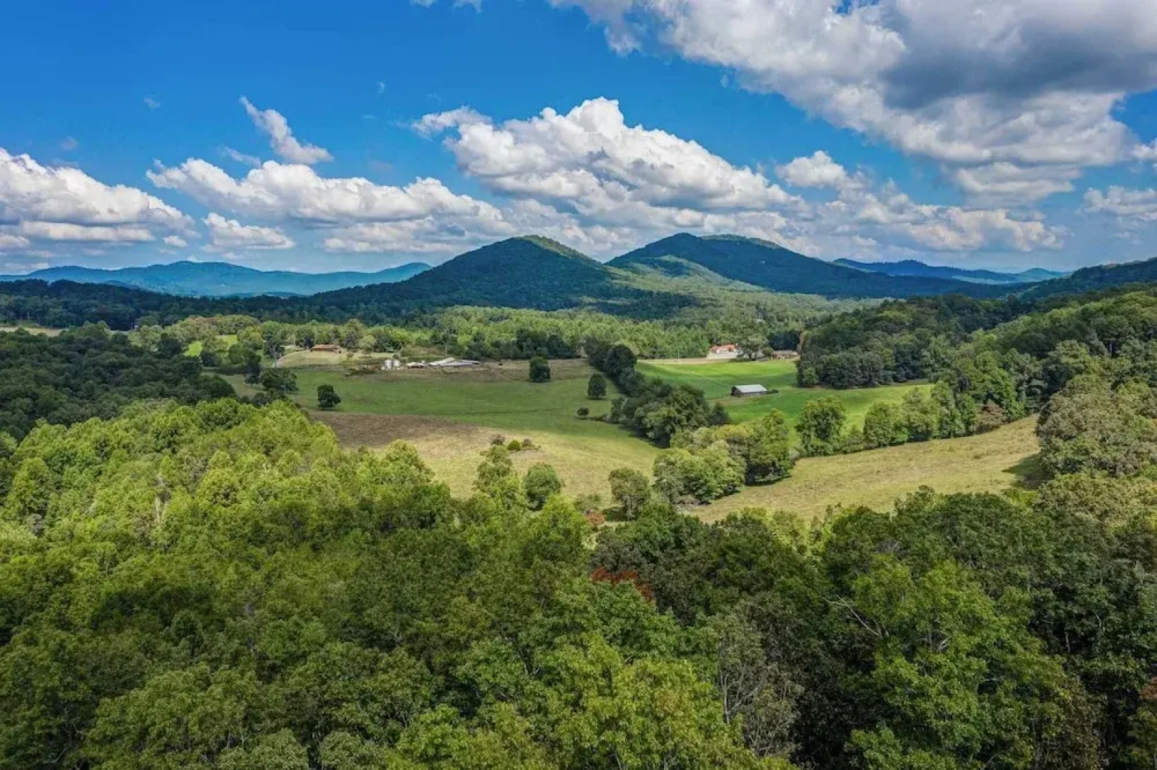 Gorgeous & Secluded 3 BDR Cabin in Mineral Bluff!