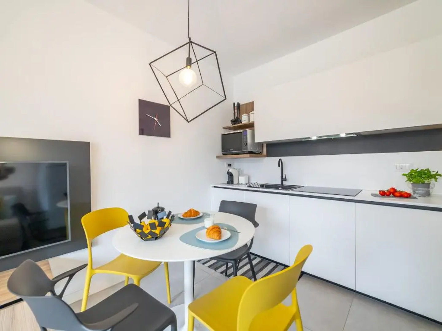 Leonardo - swimming pool and wide patio with barbecue