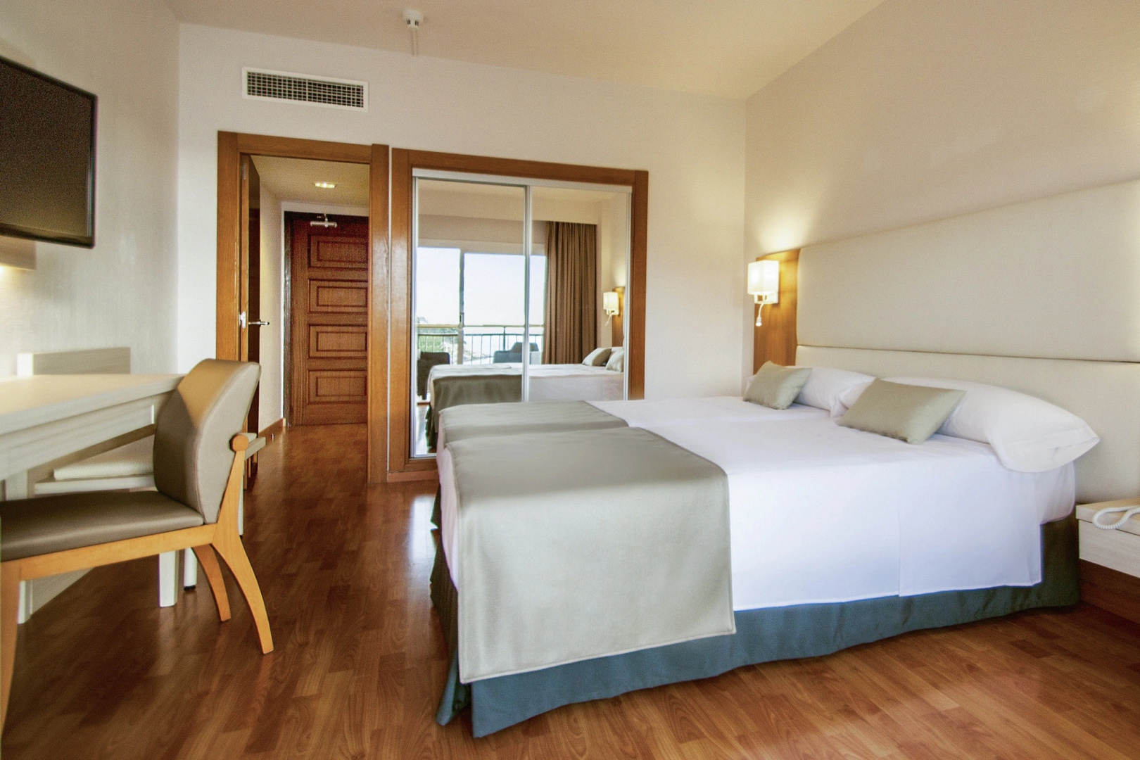 Globales Cala Vinas Adults Only 16+
