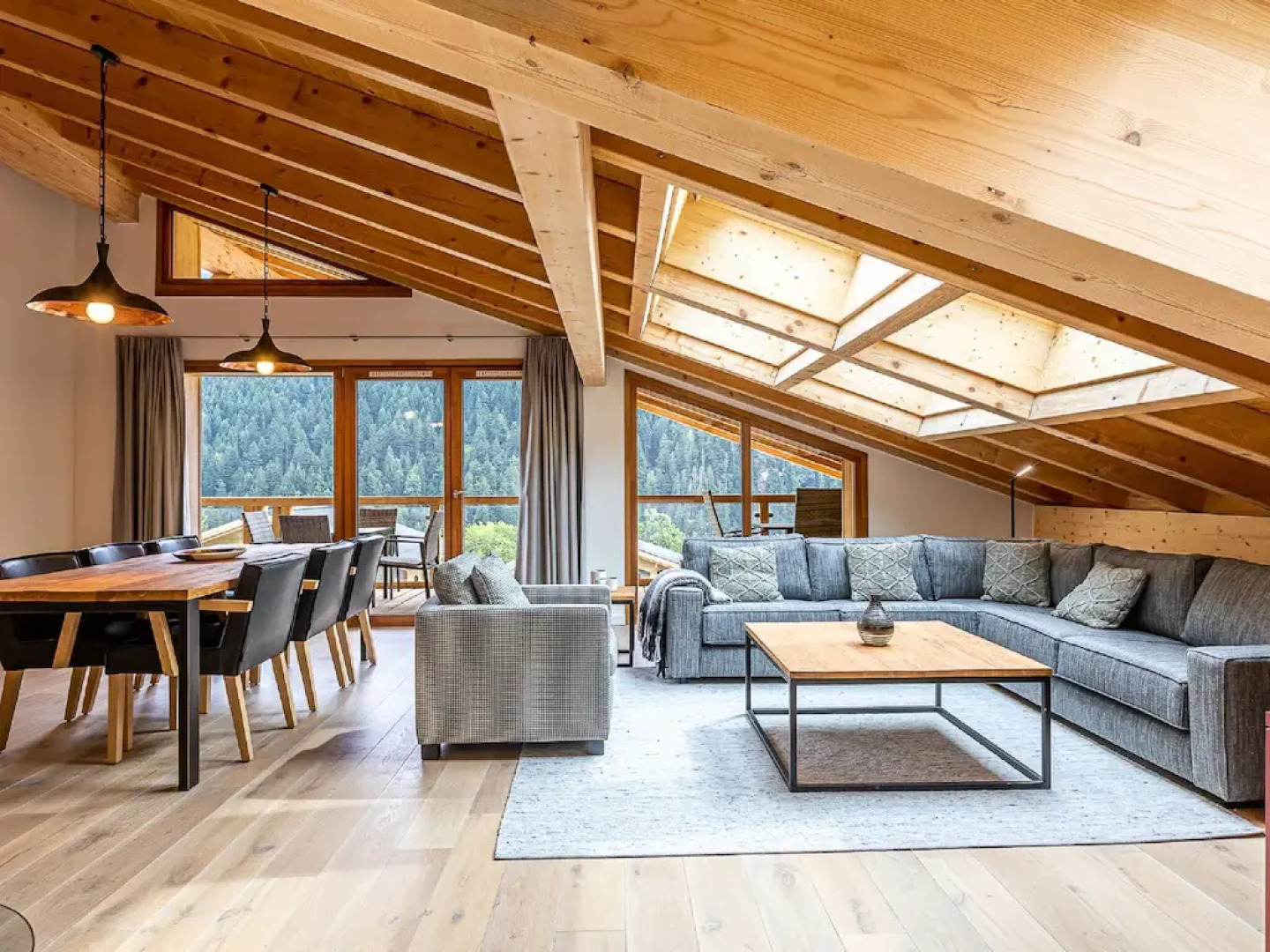 Penthouse with spacious balcony, ski lift 1.5 km away.