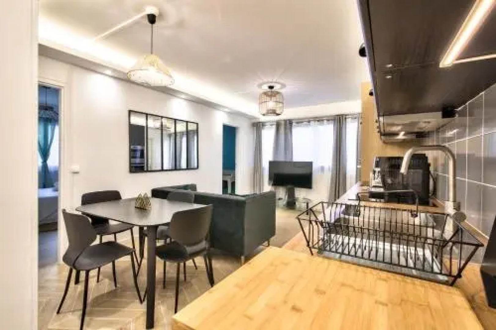 Chic And Spacious Apart With Parking