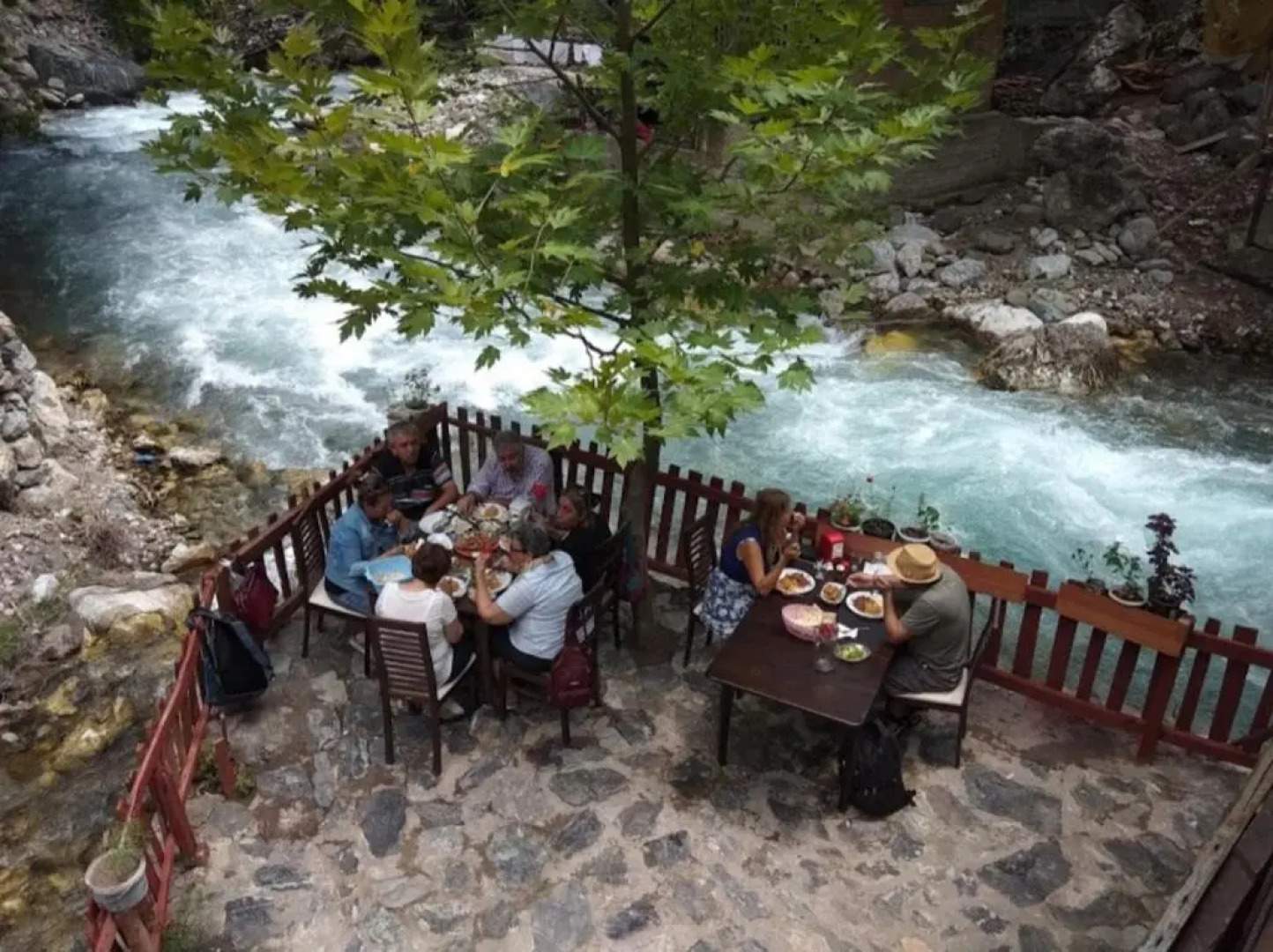 Kapuzbaşı Şelalesi Baştürk dinlenme tesisleri