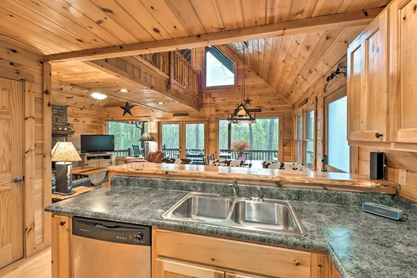 'long Pine Ridge' Cabin w/ Luxury Amenities!
