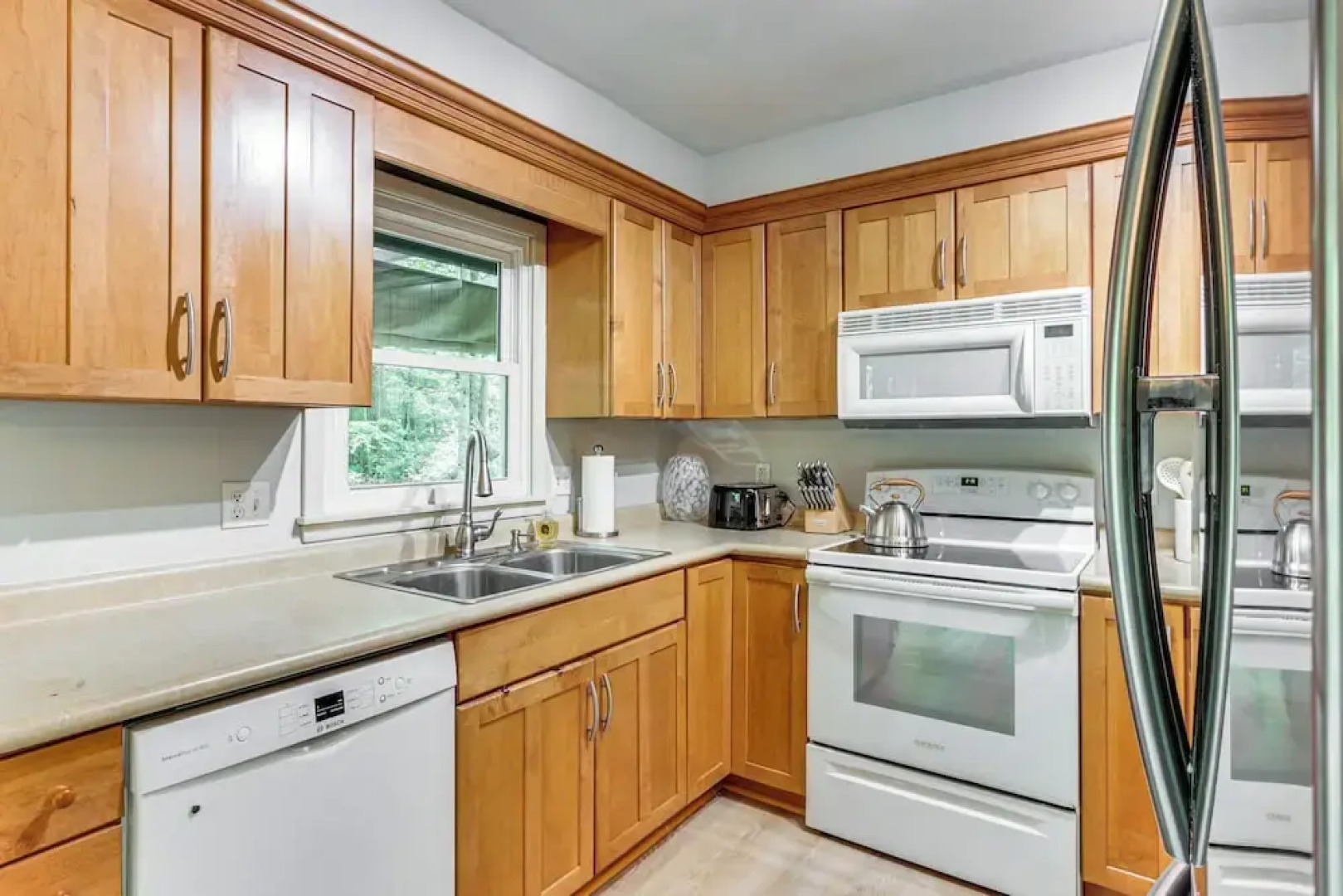 4 Mi to Penn State: Suburban Happy Valley Home