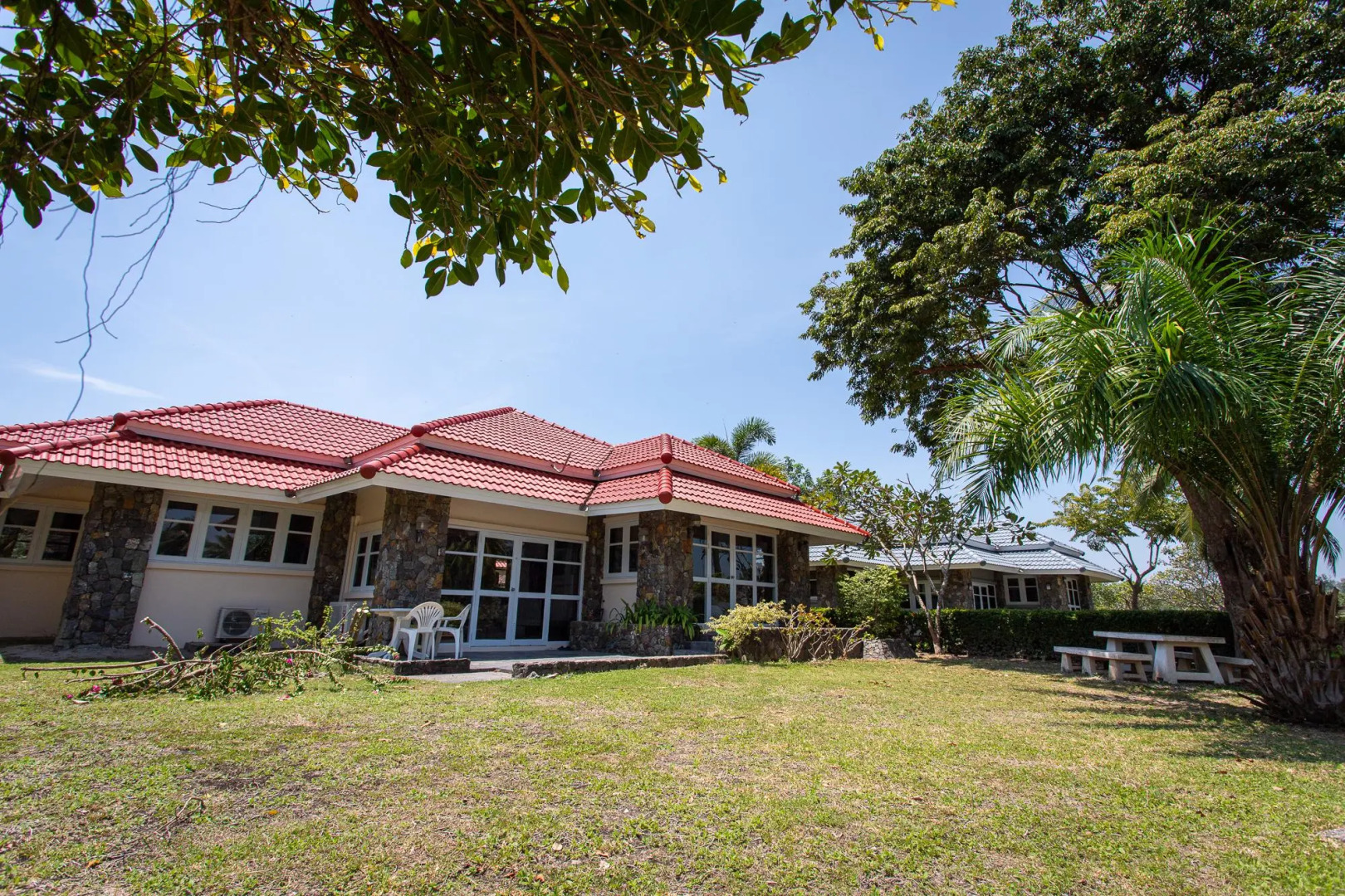 F4 Beach house Kitchen BBQ 3 bedrooms Large yard