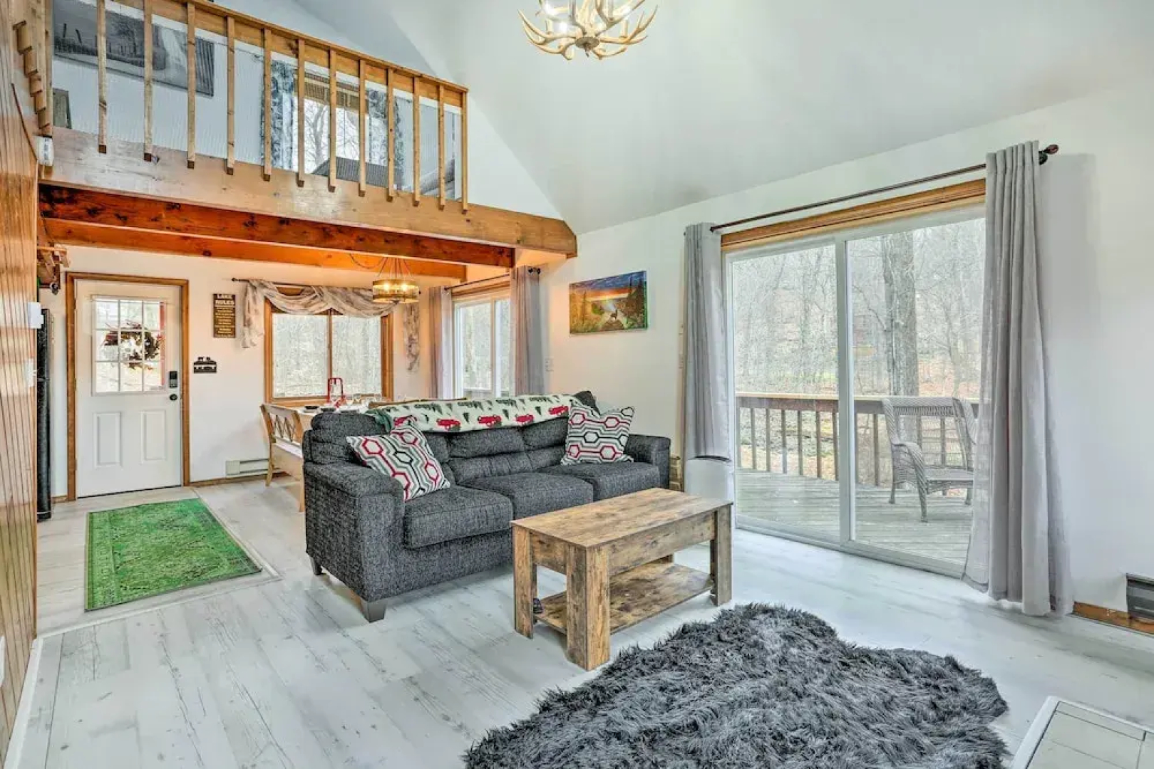 4 Mi to Tubing: Cozy Bushkill Cabin w/ Deck!
