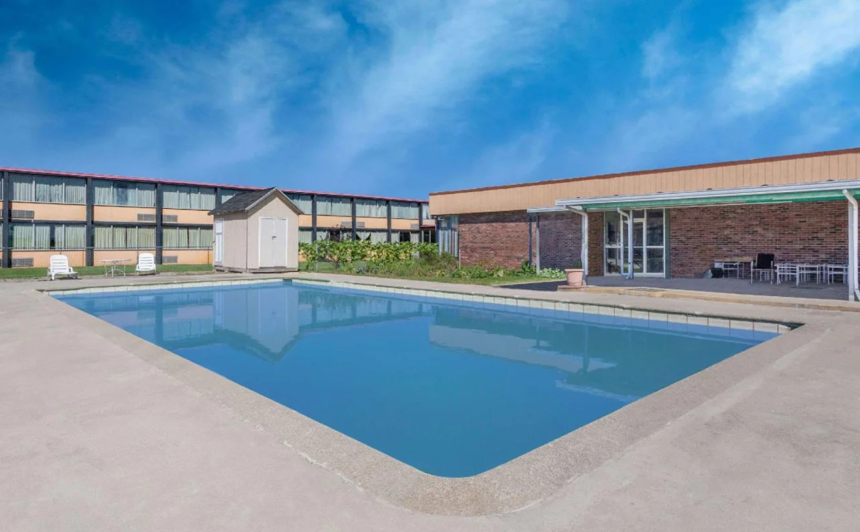 Napoleon Inn & Suits