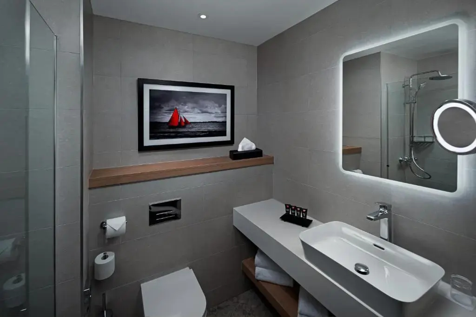 Red squirrel lodge