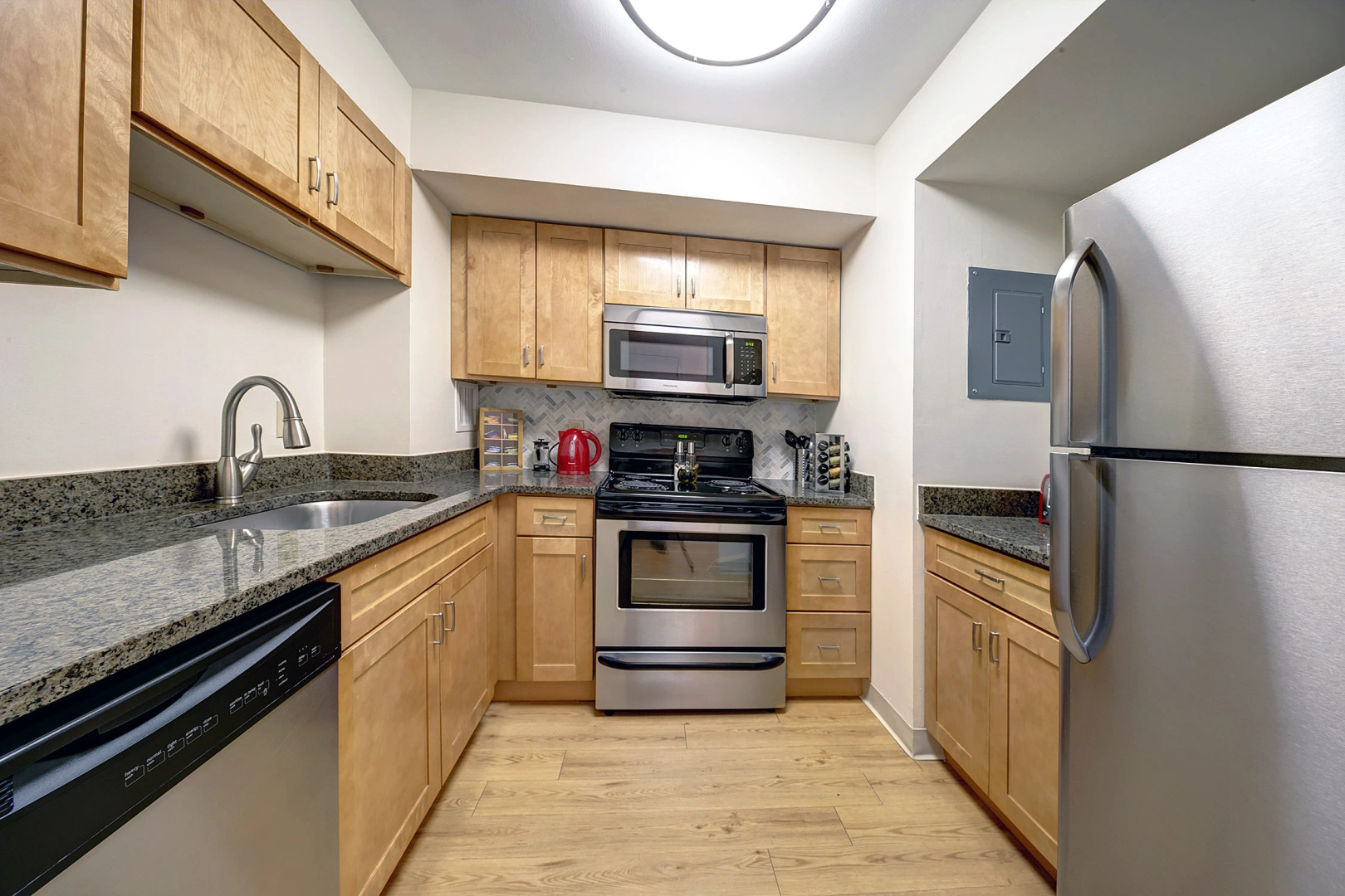 Upscale Apt with Private Work From Anywhere Office