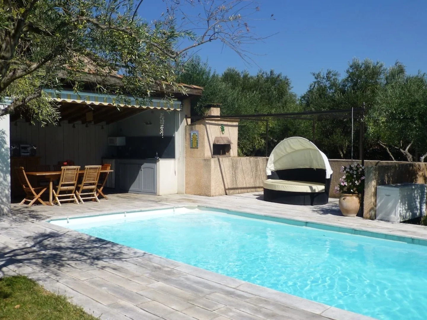 Villa With 4 Bedrooms in Roquemaure, With Private Pool, Enclosed Garde