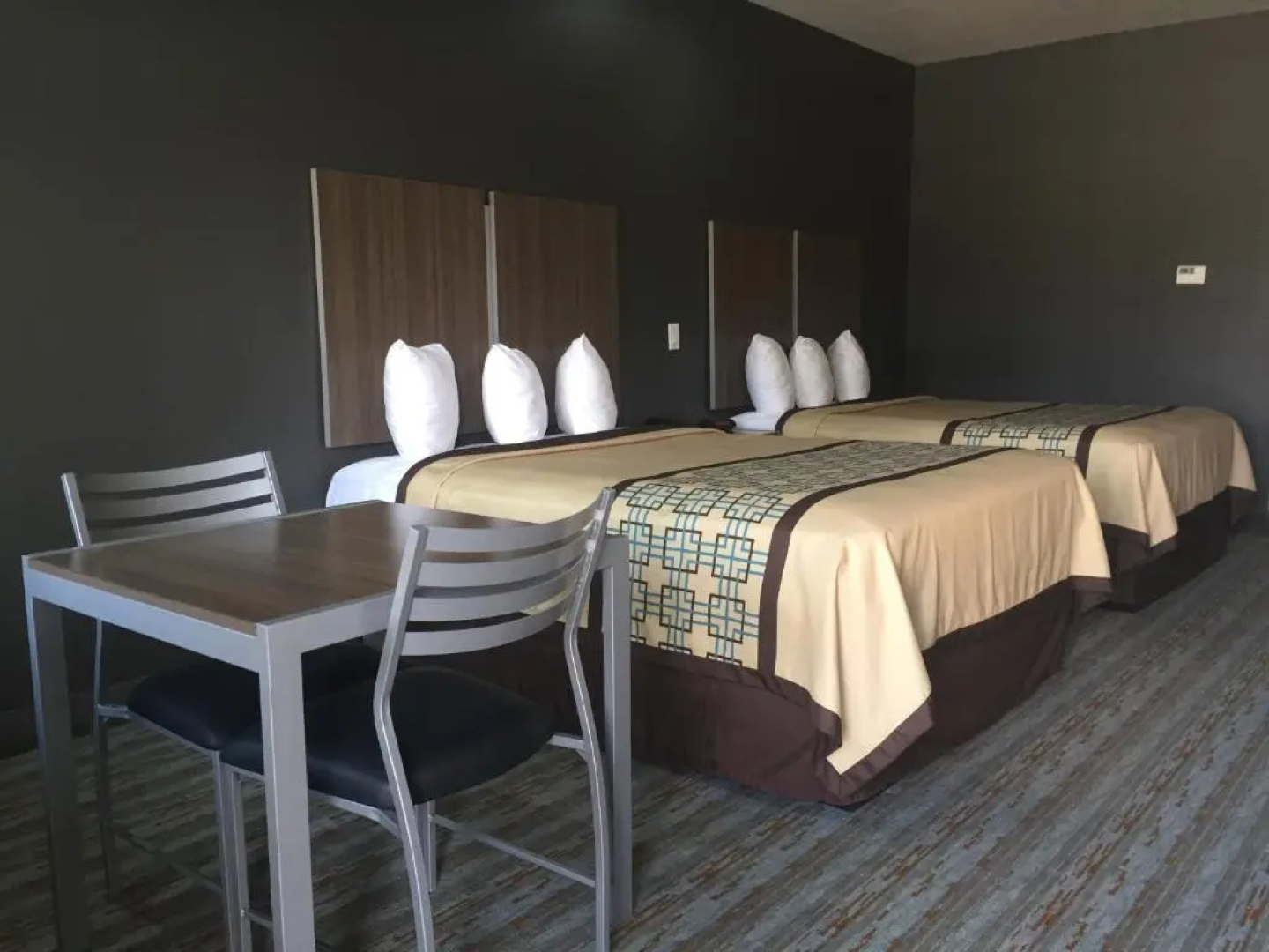 Scottish Inn & Suites