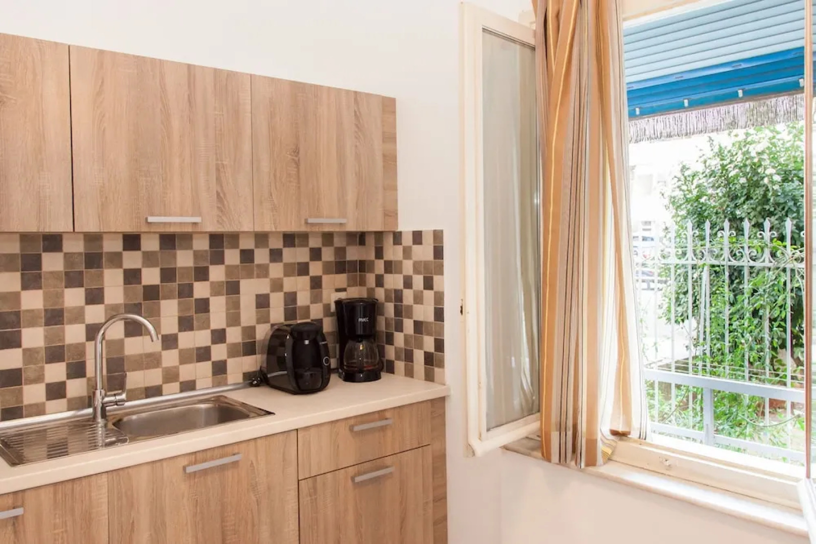 Fabulous Apartment Across Flisvos