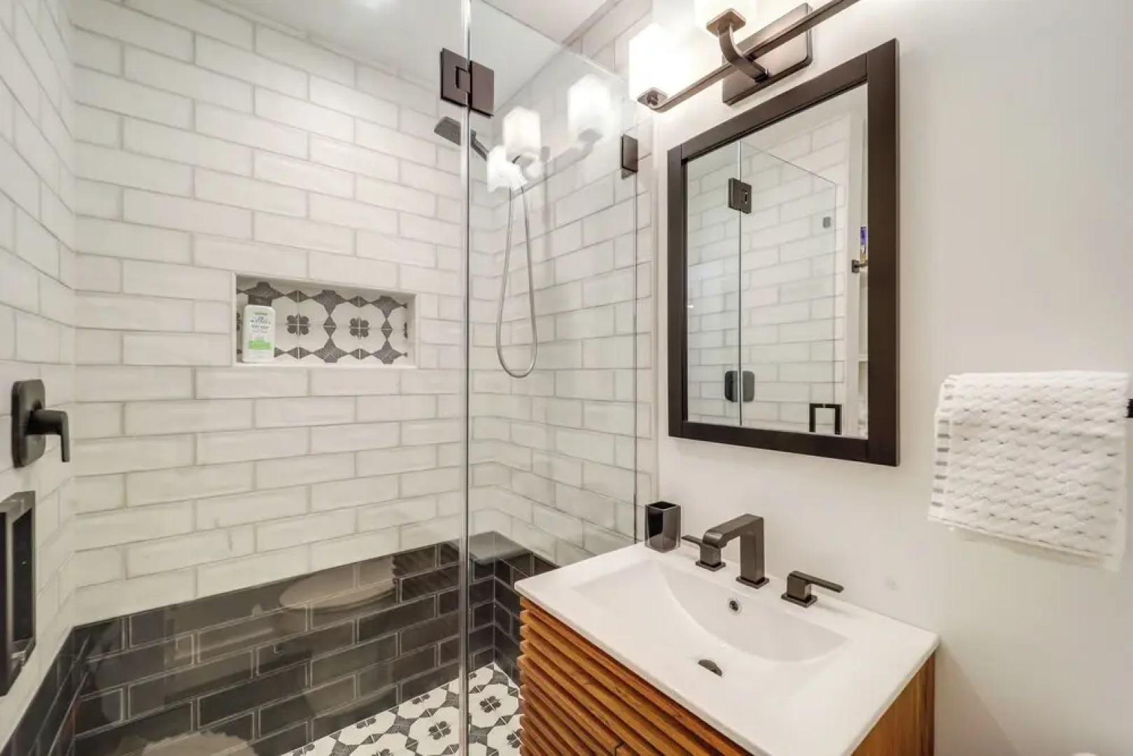 Steps to Dtwn & Fabulous Restaurants: Chic Condo