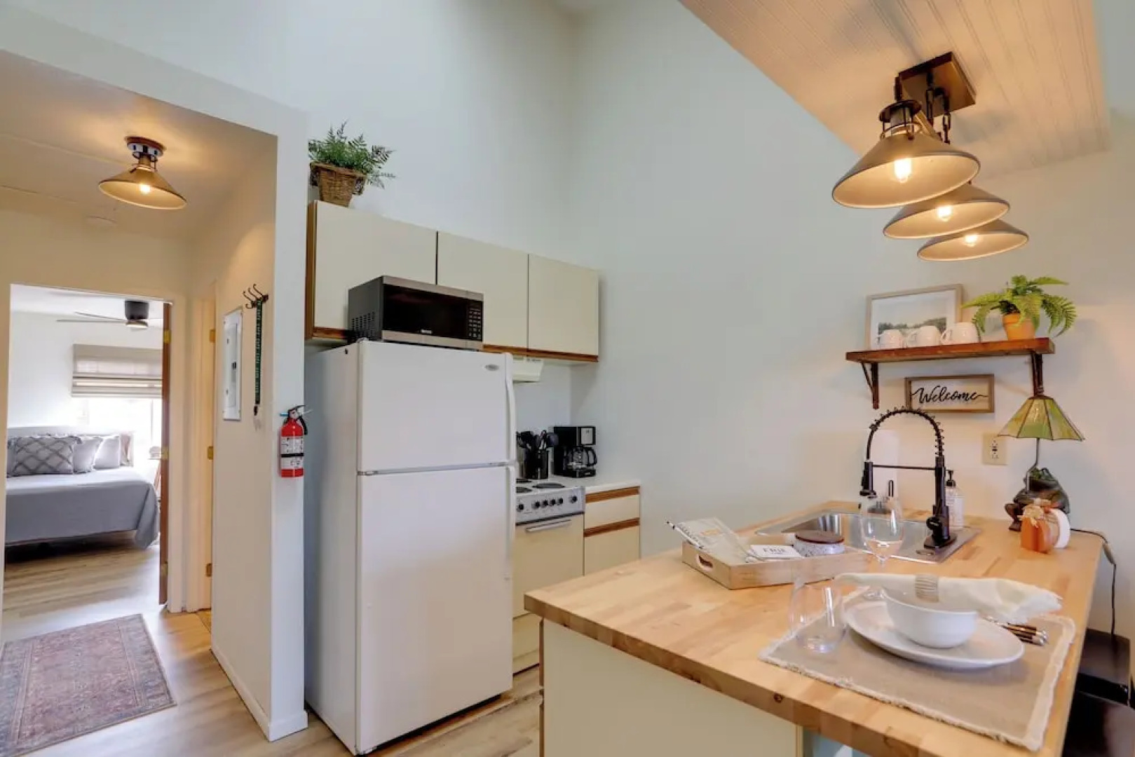 Pet-friendly Oak Harbor Condo: Walk to Lake!