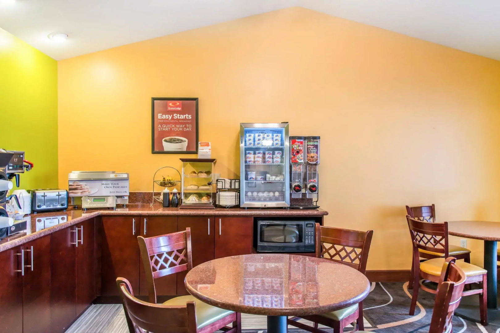 Econo Lodge Inn & Suites