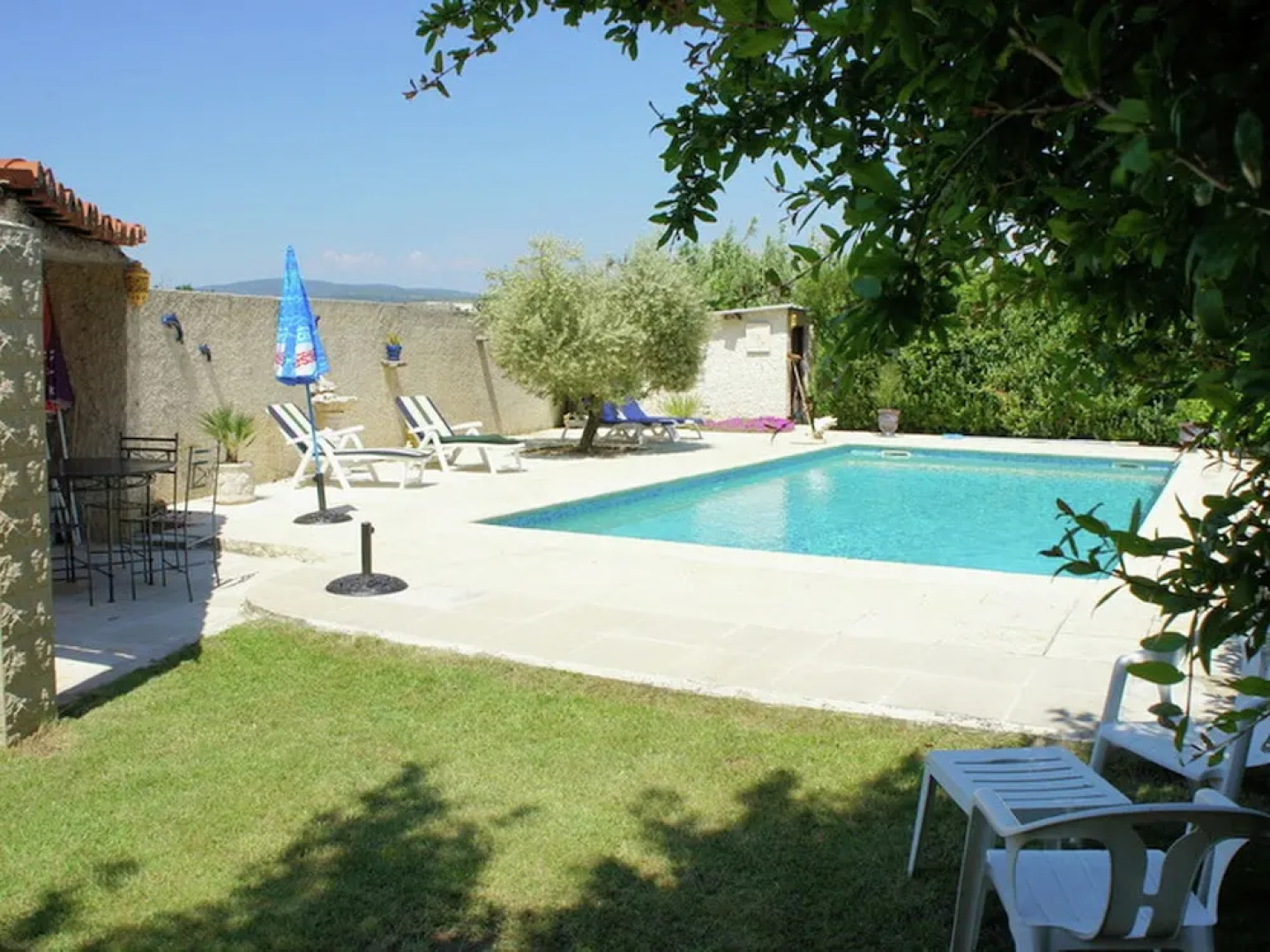 Charming Holiday Home in Robion With Swimming Pool