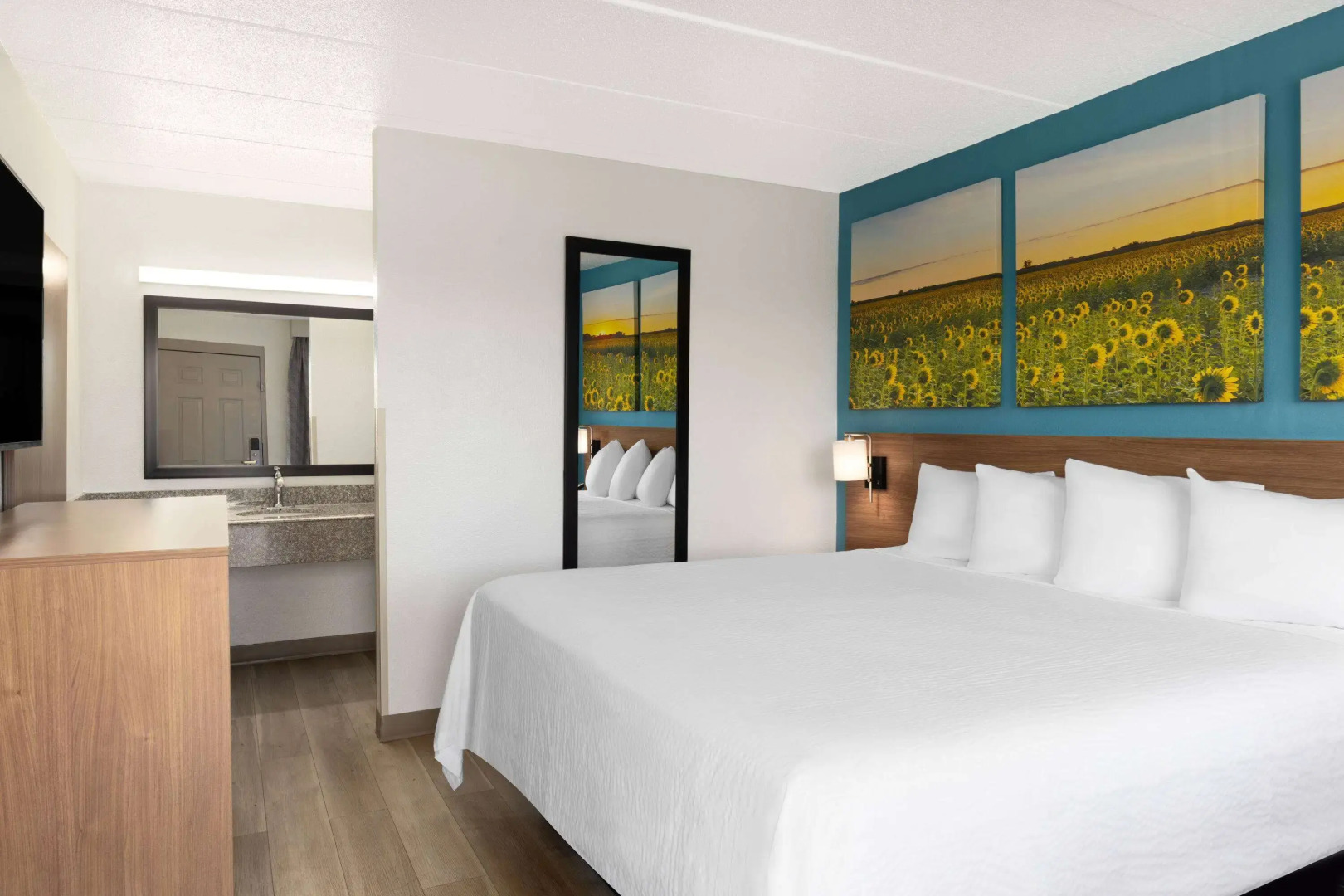 Days Inn & Suites by Wyndham Indianapolis Airport East