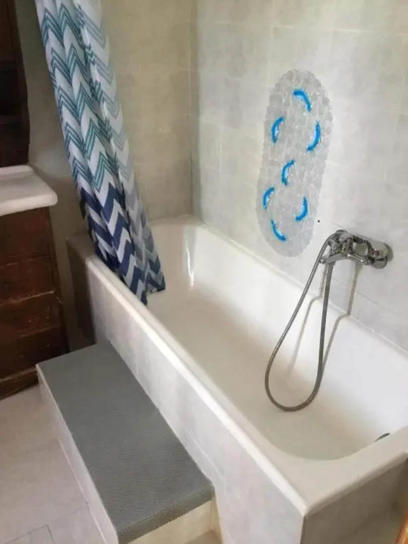 Tota's guest house, 4 min walk to the beach