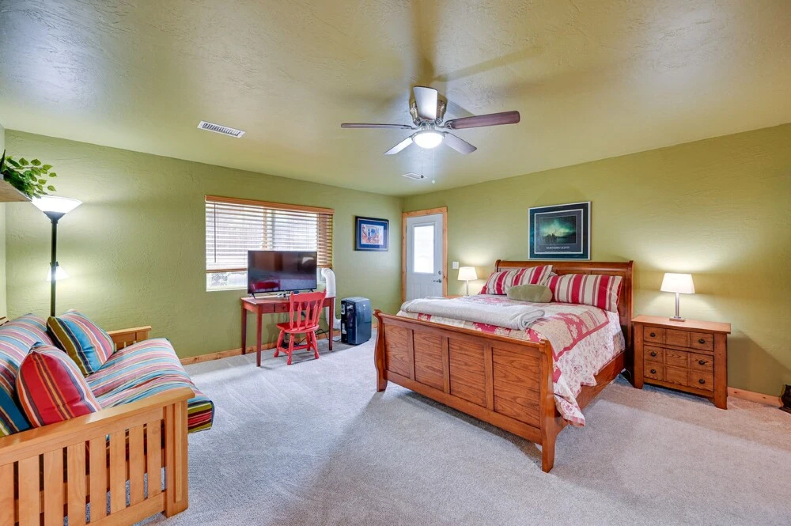 Cozy Munds Park Cabin w/ Fireplace & Deck!