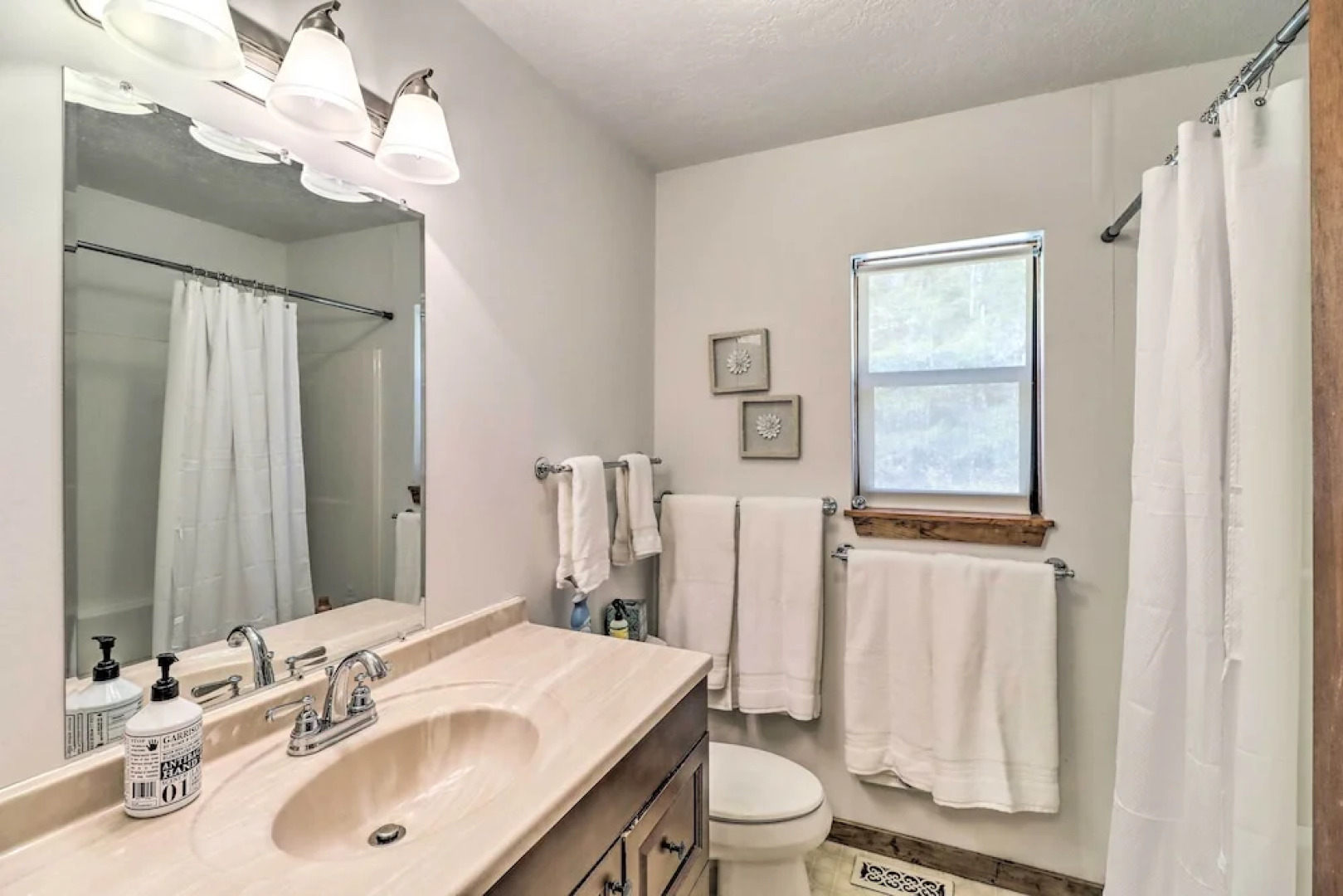 Walk to White River: Home w/ Deck in Flippin!