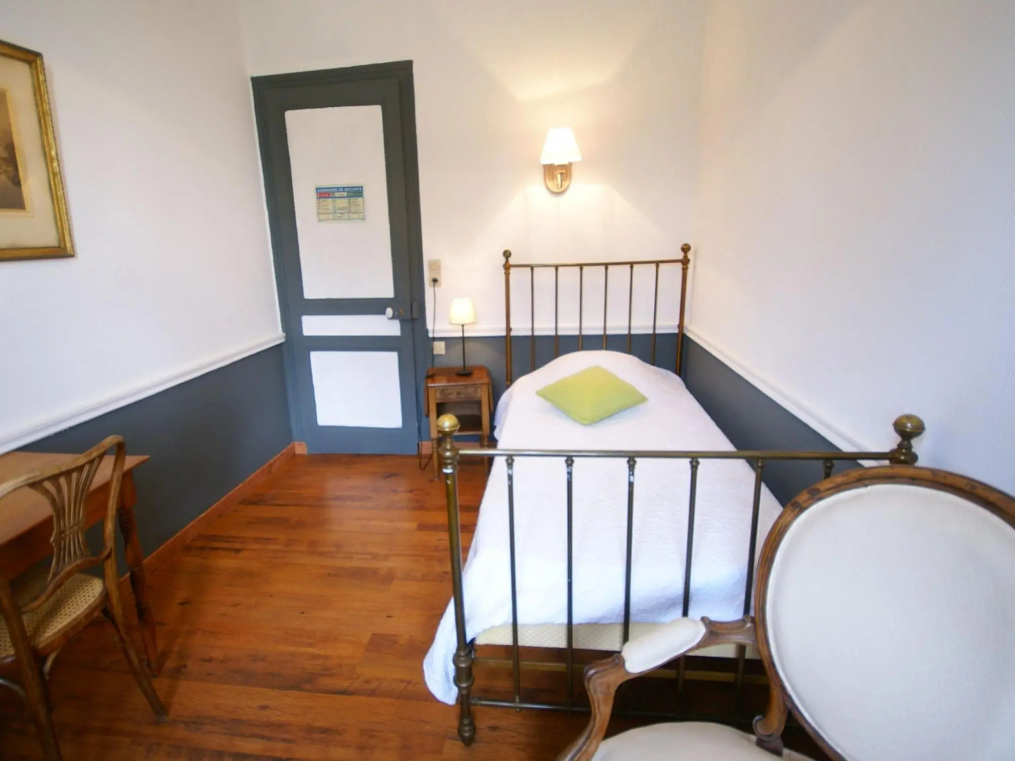 Heritage Castle in Asnieres with Garden