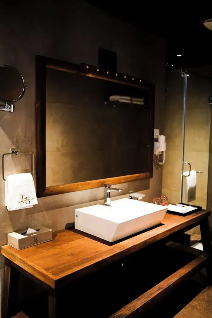 The 33rd Executive Suites