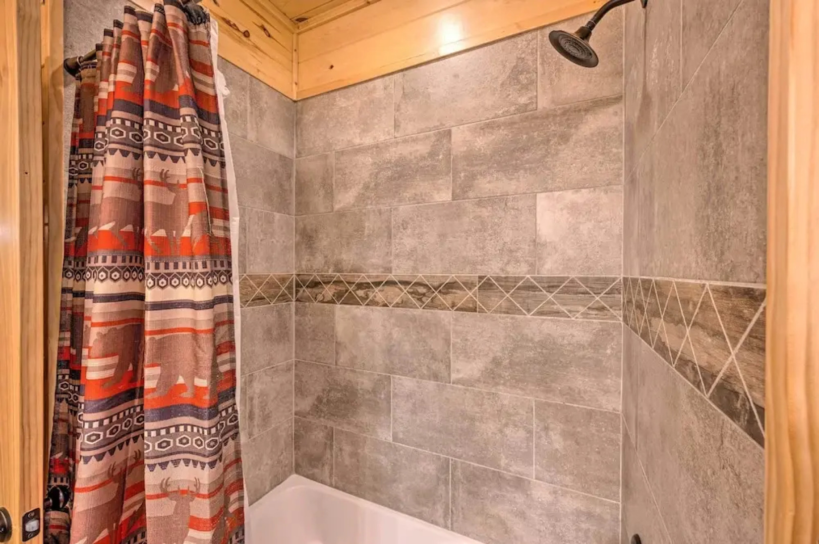 Creekside Broken Bow Cabin w/ Hot Tub & Fire Pit!