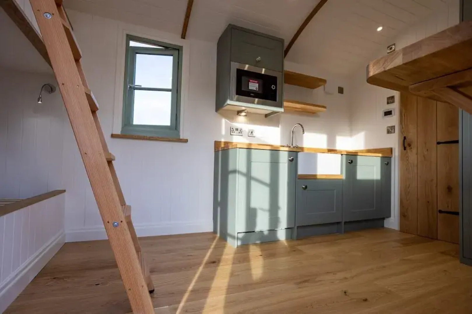 Luxury Shepherds Hut Near Glamorgan Coast
