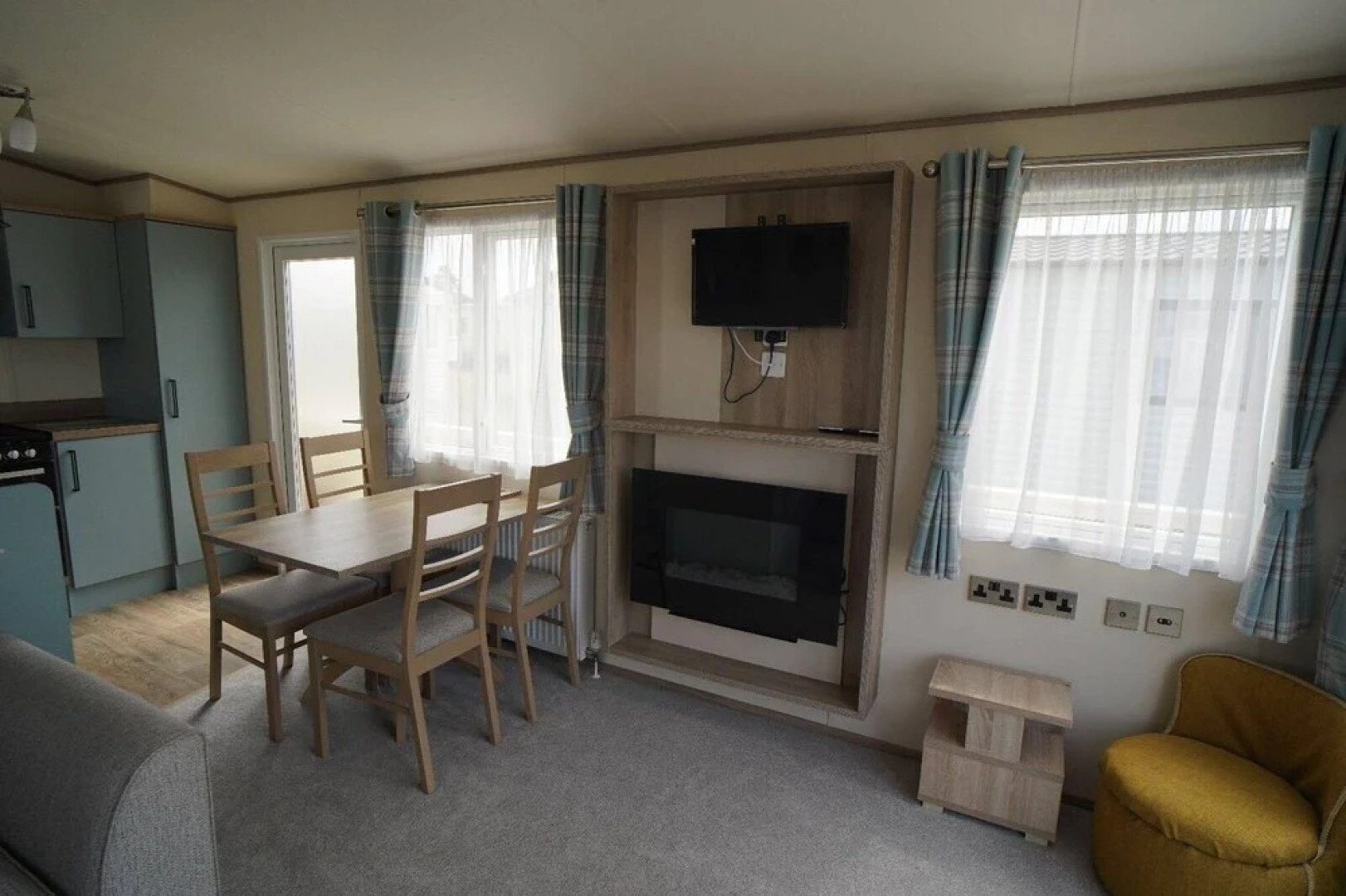 Stunning River View 2 Bedroom Caravan With Decking