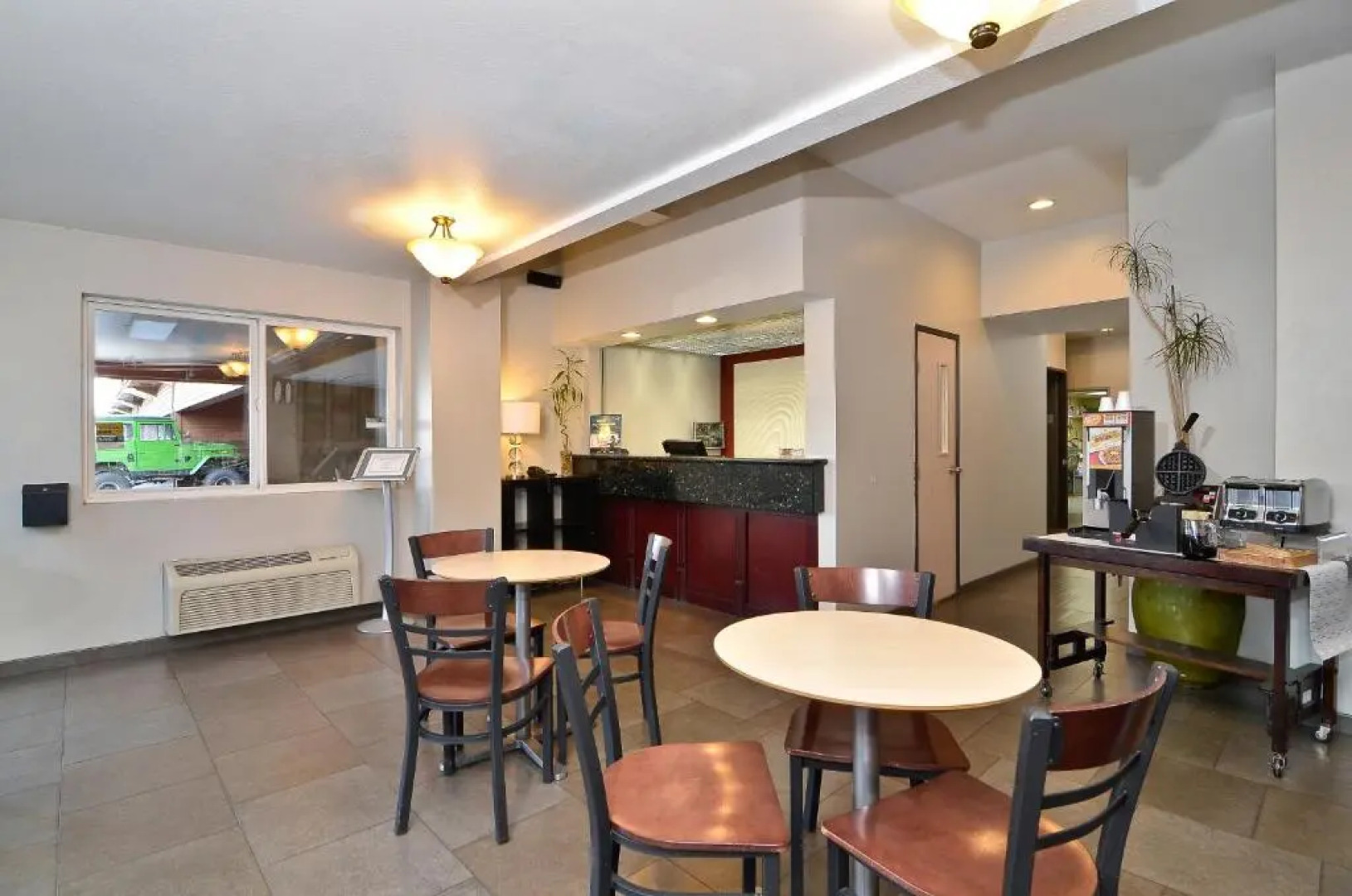 Clackamas Inn & Suites