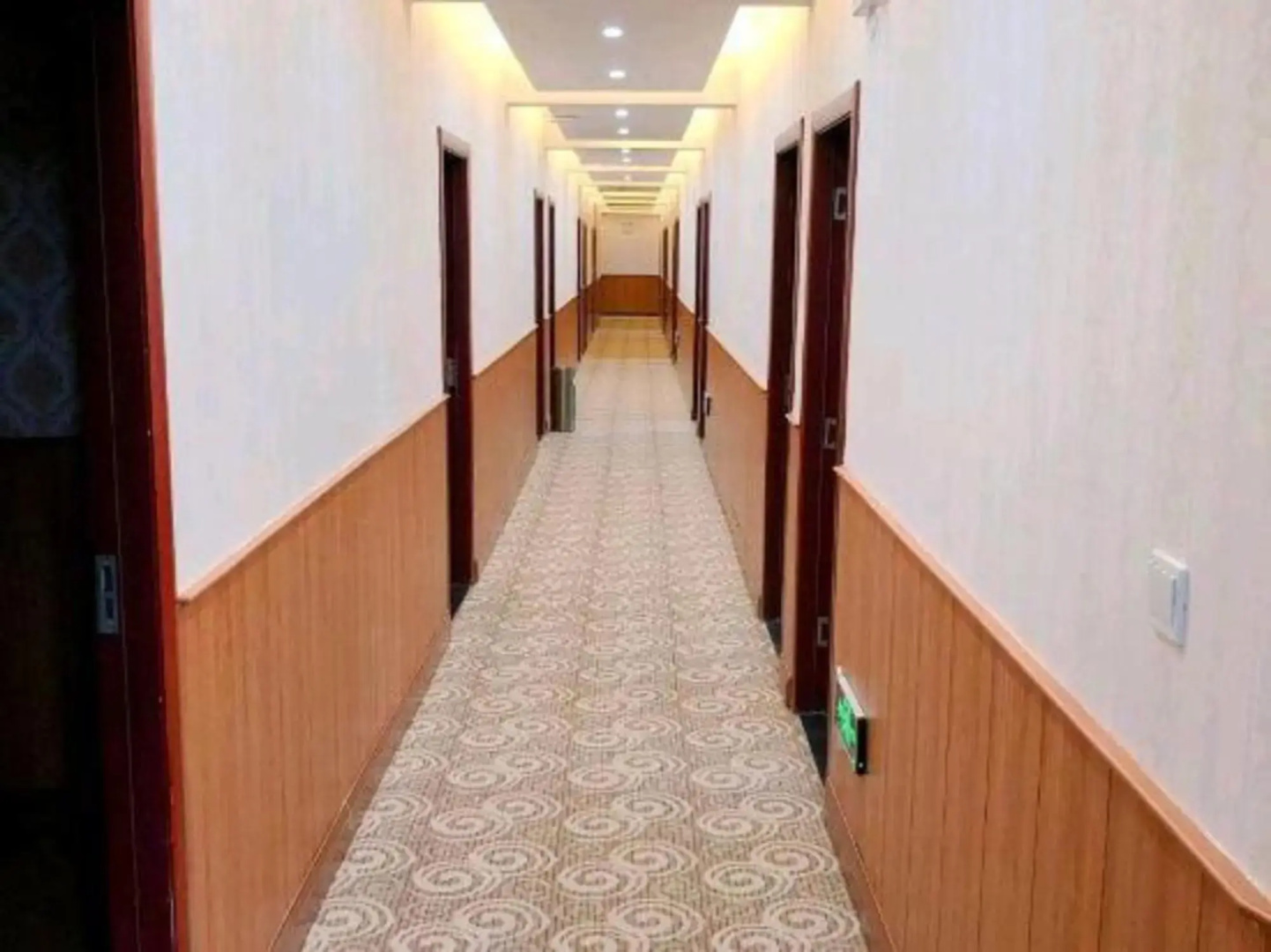 Gangwan Business Hotel