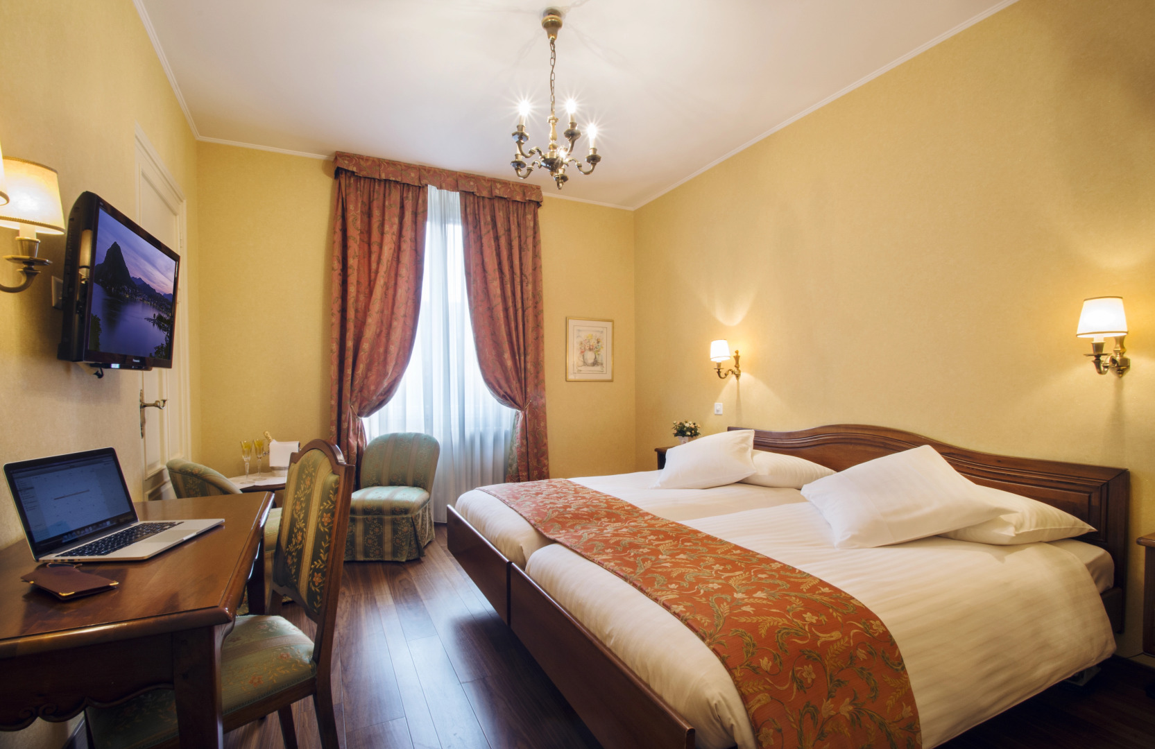 International au Lac Historic Lakeside Hotel