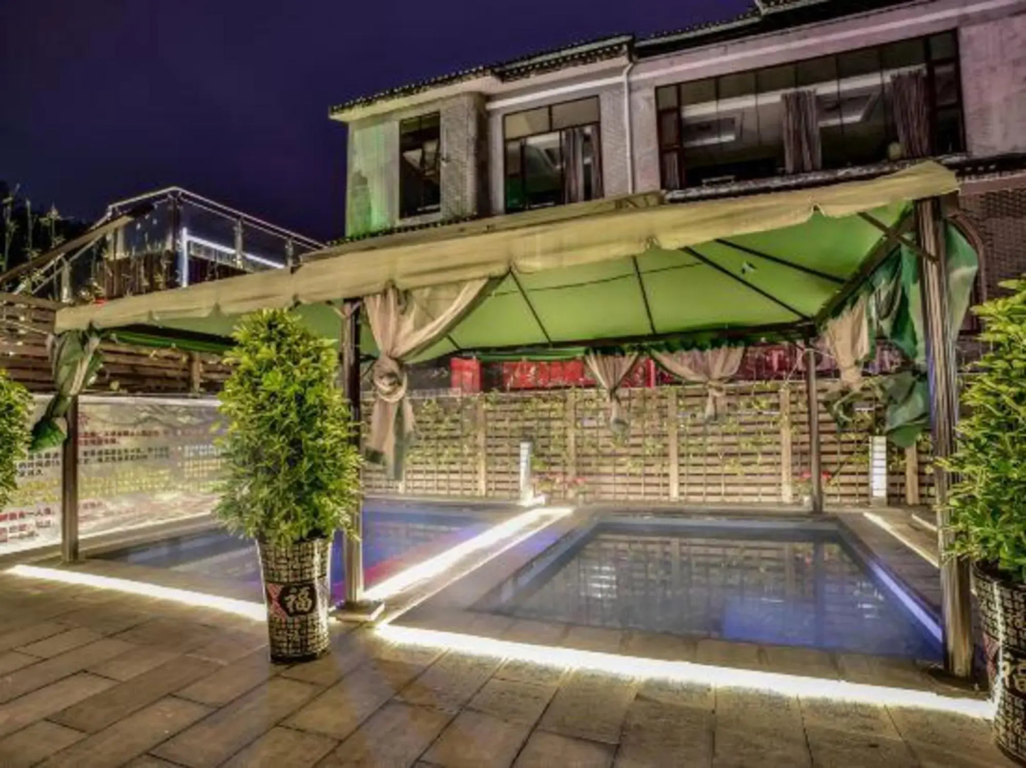 Golden Apple Hot Spring Hotel