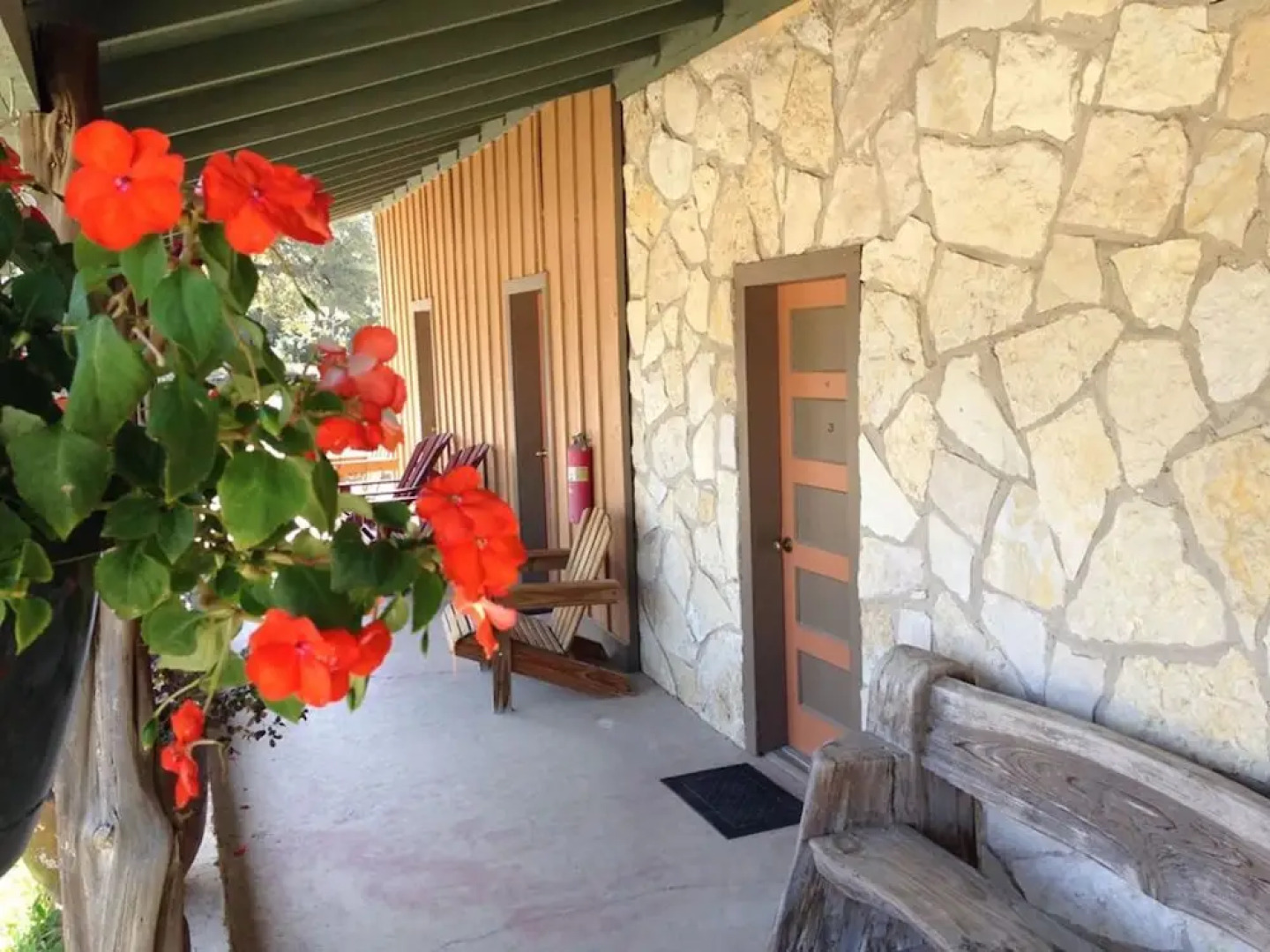 The Historic Leakey Inn