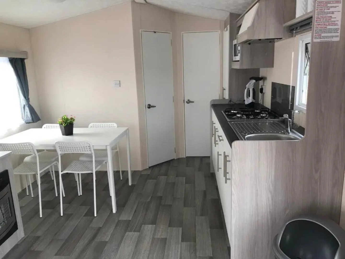 Luxe Chalet op camping Duindoorn, IJmuiden aan Zee, in de buurt van F1 circuit Zandvoort en Bloemendaal op loopafstand strand