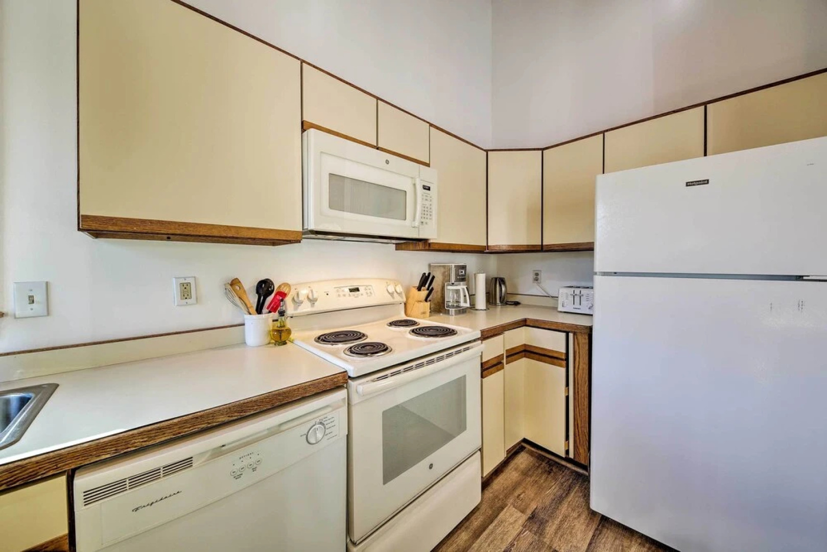 Bright Southern Shores Family Home < 1 Mi to Beach