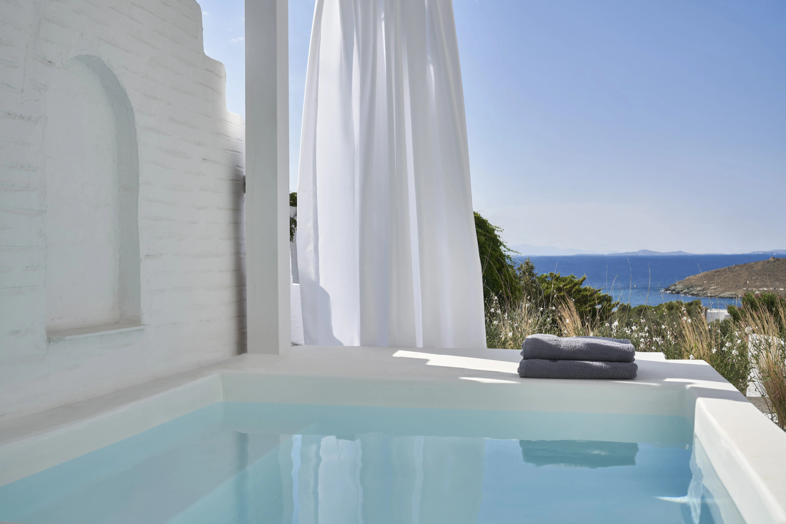 Mr & Mrs White Tinos