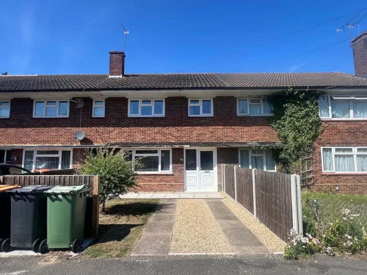 3 Bedroom House - Sleeps 6 & Free Parking