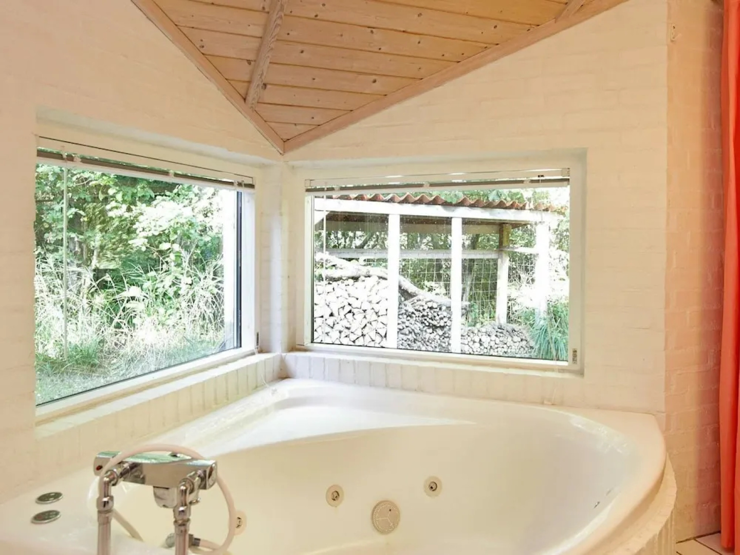Magnificent Holiday Home in Humble With Sauna