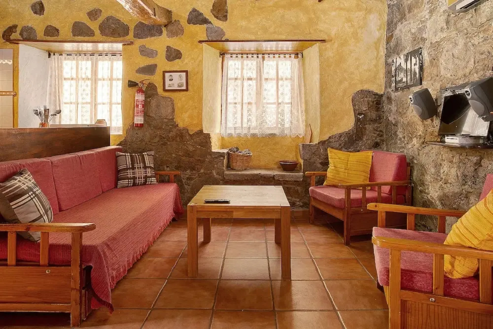 House Sleeps6-parking-garden-pool in Summer-pet