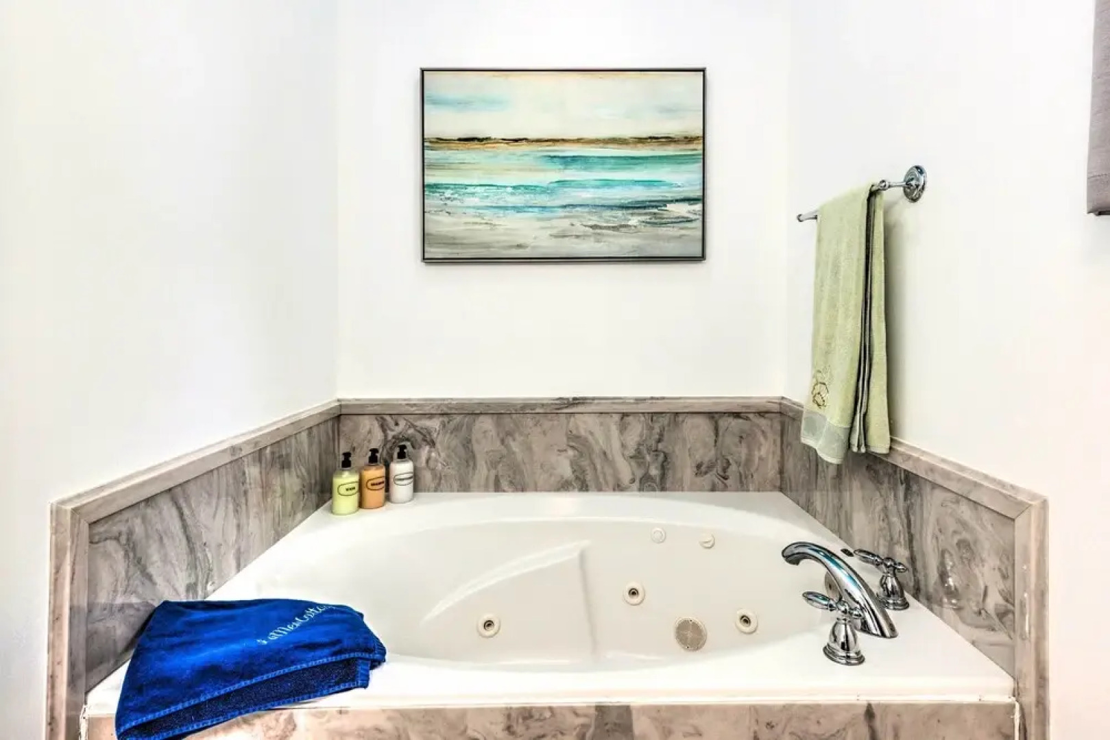 Secluded 'La Mer Cottage' < 1 Mi to Beach!