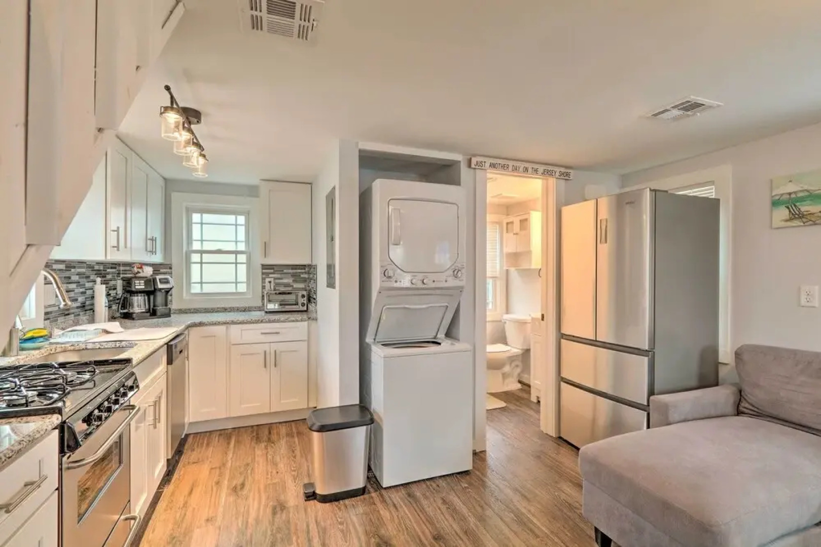 Modern Townhome: Walk to Beach, Bars & Eats!