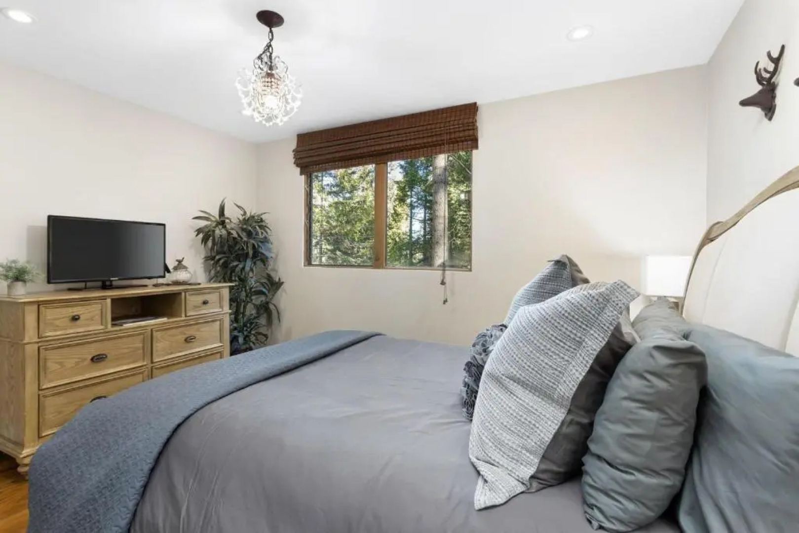 Snowflower Cabin Modern Luxe, 2 Level, 1500 sqft, AC, View, Dogs, Walk to Village