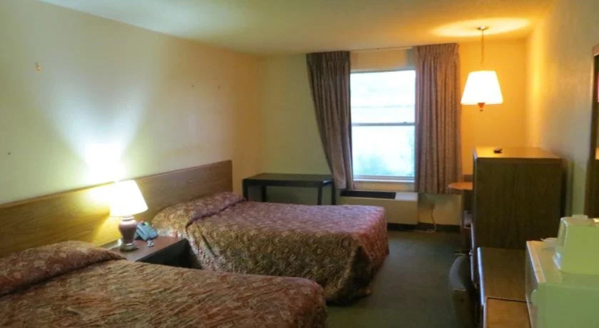 Hollywood Inn & Suites