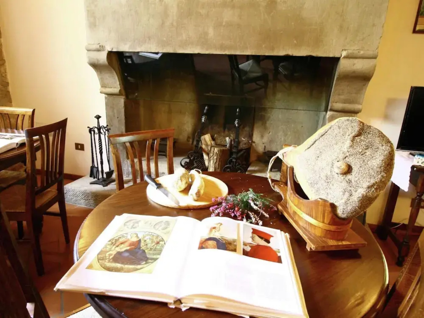 Authentic Farmhouse with Pool, Hot Tub, Playground, Garden