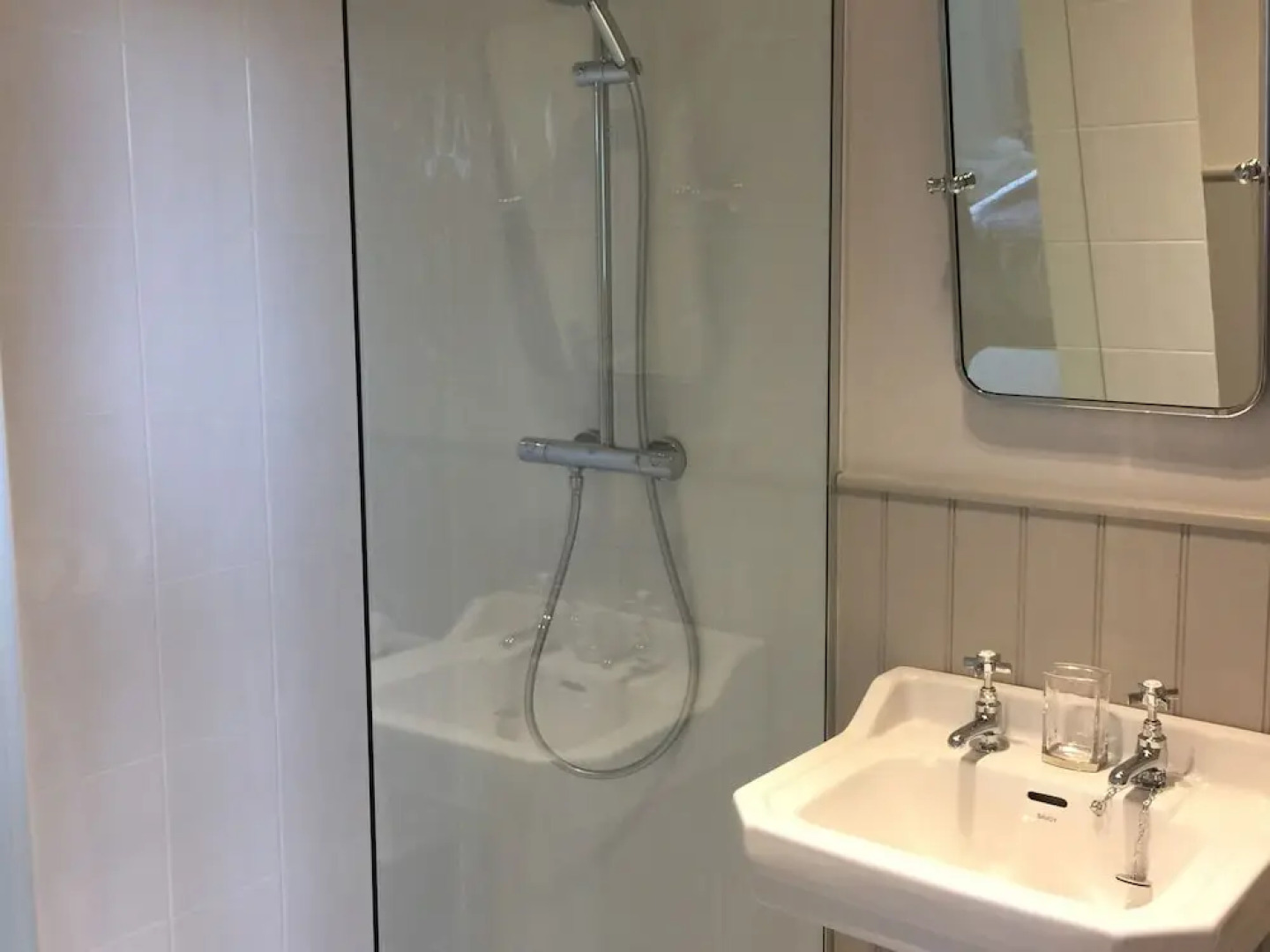 NEW Refurbished Cottage With hot tub