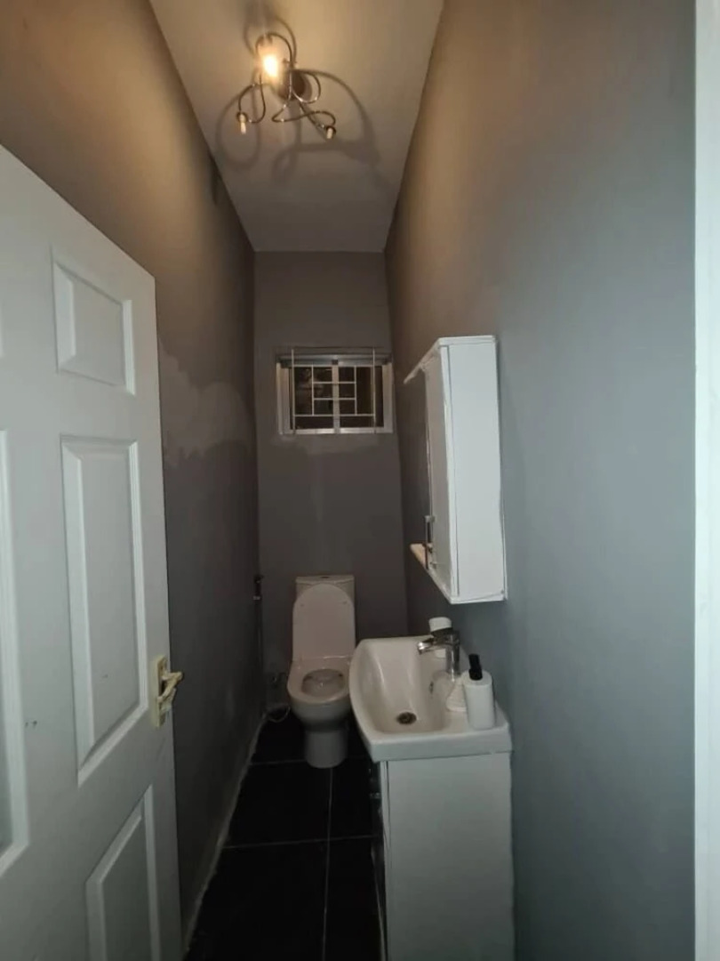 6-bed House in Freetown 5 min Drive From the Beach