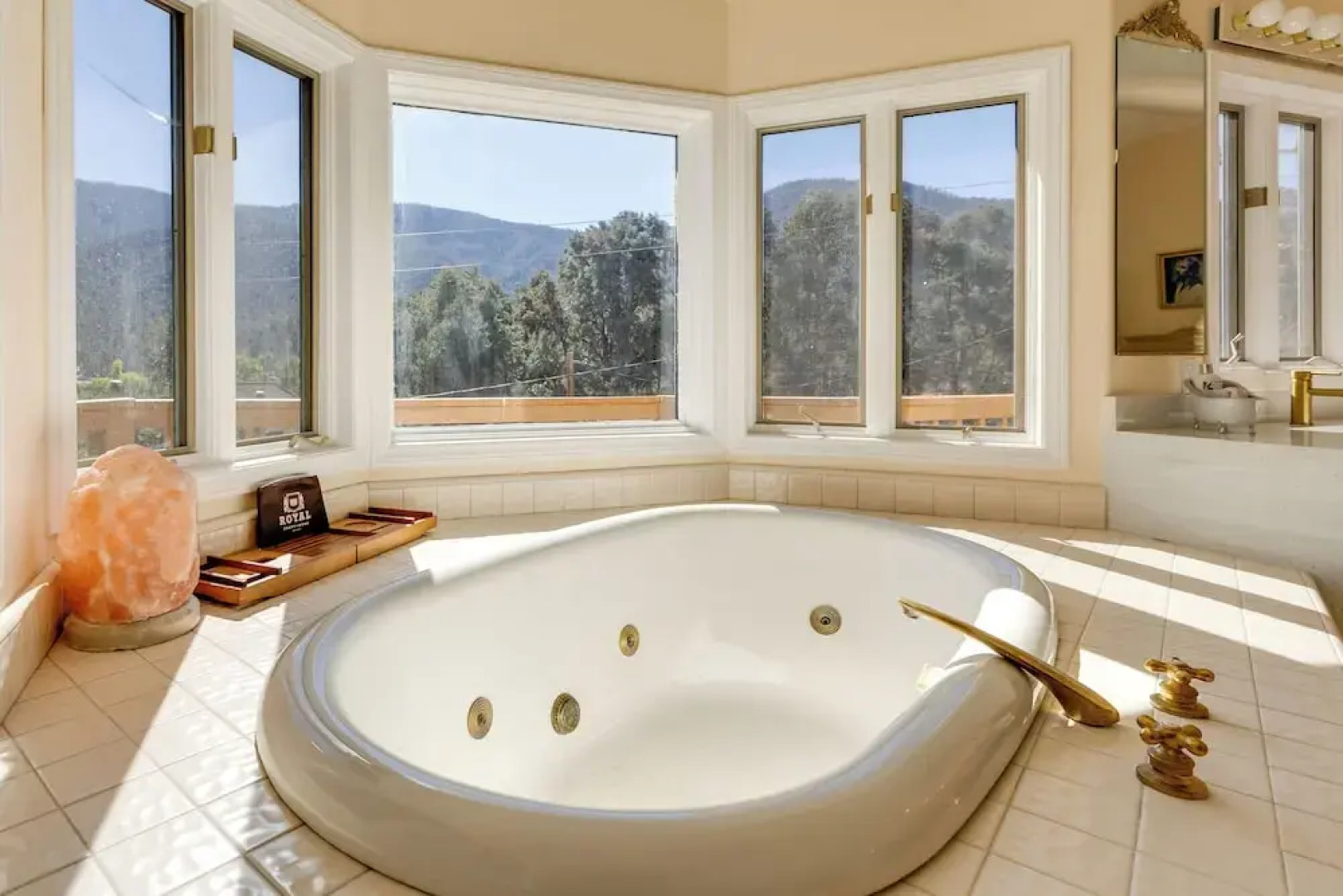 Game Room & Deck: Modern Frazier Park Home!