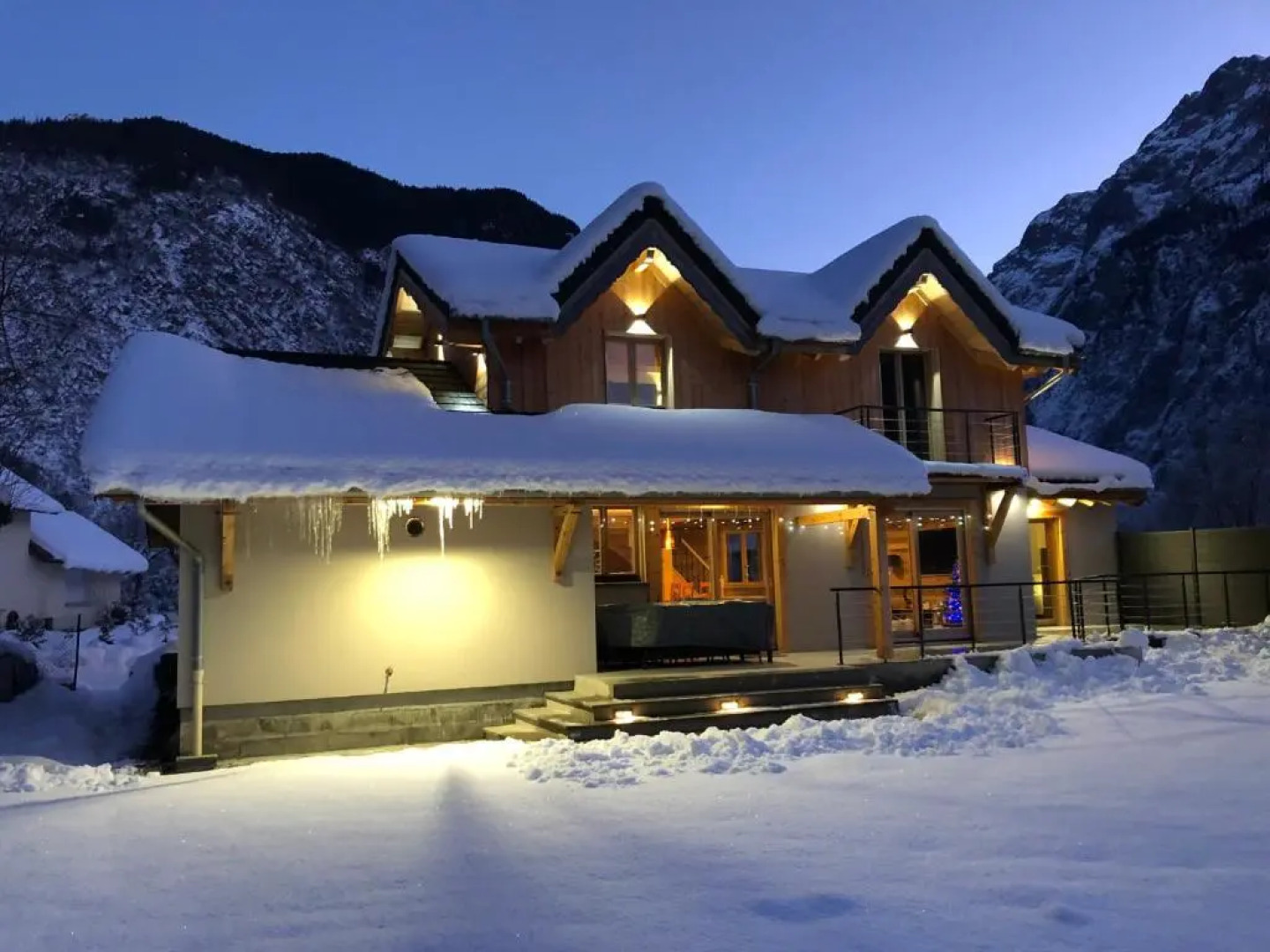 Chalet Barbara with swimming pool in the heart of Oisans