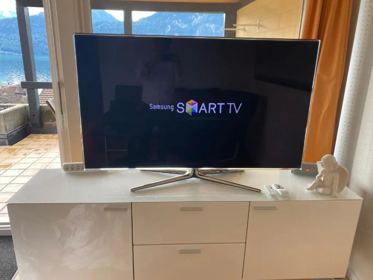 A beautiful apartment with direct view at the lake for 4 persons